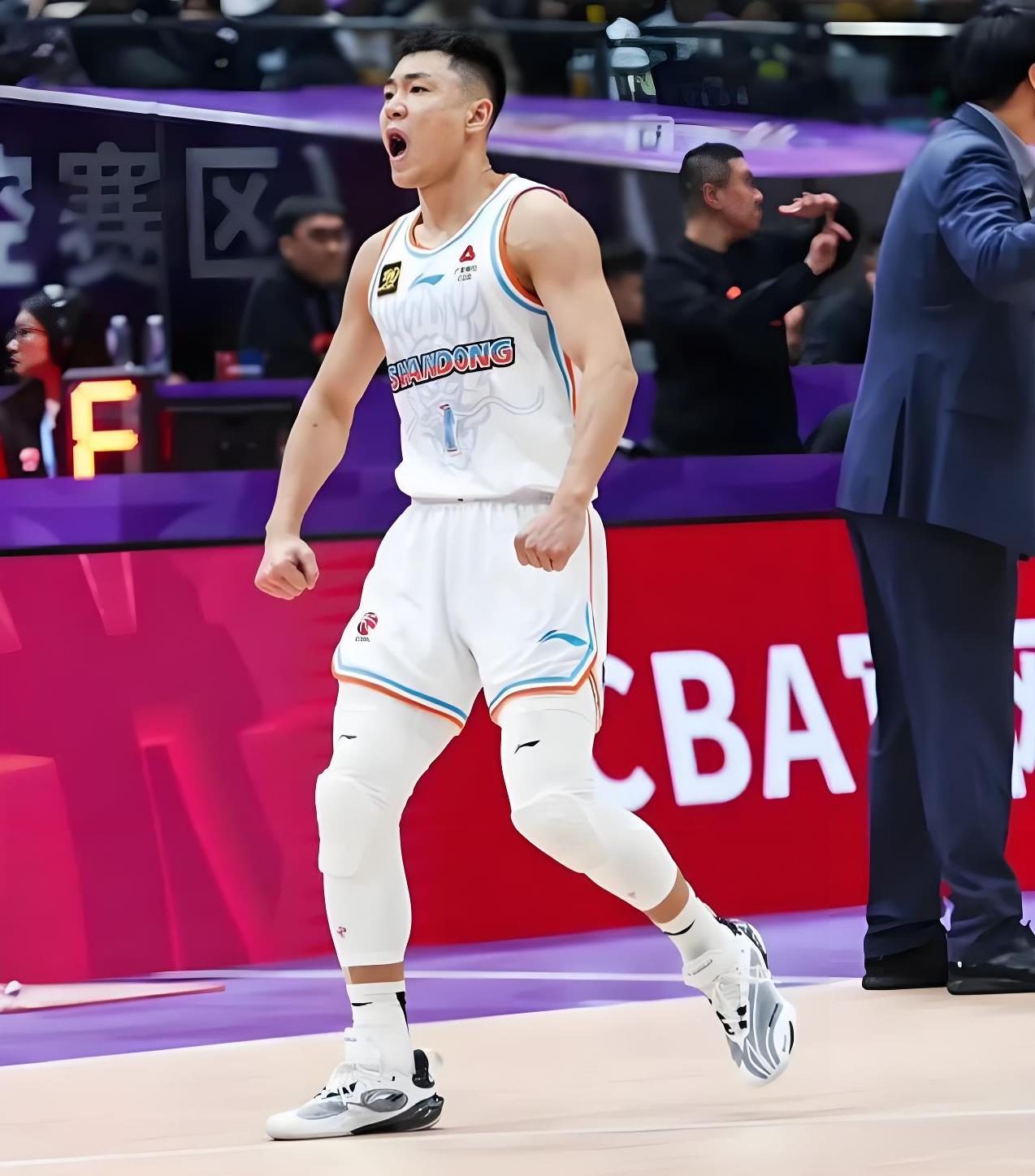 贝博中国平台今晚欧冠焦点战，山东男篮防线松动，更衣室稳定，身体对抗强度拉满的简单介绍